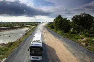 Buses under 16 seats and trucks weighing less than 2.5 tons will be allowed to operate on one side of My Thuan-Trung Luong expressway