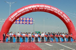 Senior leaders and delegates cut the ribbons on the Lo Te – Rach Soi expressway project opening ceremony