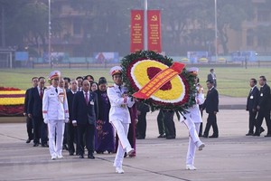 Delegates to the 13th National Party Congress pay tribute to President Ho Chi Minh ahead of the congress's preparatory session. (Photo: VNA)