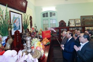 Prime Minister Nguyen Xuan Phuc offers incense to the late Party General Secretary Le Duan (Photo: VNA)