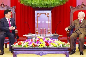 Party General Secretary and State President Nguyen Phu Trong (right) welcomes Chinese State Councillor and Minister of Public Security Zhao Kezhi (Photo: VNA)