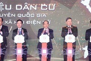 Prime Minister Nguyen Xuan Phuc attends the launch of the national database on population (Photo: VNA)