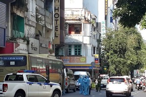 Functional forces take samples for SARS-CoV-2 testing and conduct quarantine for illegal Chinese immigrants as per regulations.