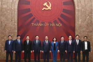 PM Nguyen Xuan Phuc in a photo with officials attending the working session (Photo: VNA)