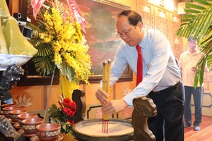 City leaders offer incenses to commemorate 41 years of death of Uncle Ton