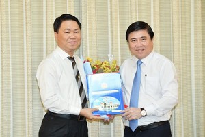Chairman of the People’s Committee of Ho Chi Minh City Mr. Nguyen Thanh Phong hands over a decision on appointment of new Director of the Municipal Department of Construction for Mr. Tran Hoang Quan for the 2021 – 2025 tenure.