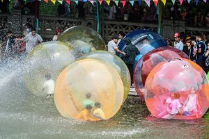 Hanoi residents gather at Thu Le park on Hung Kings Commemoration Day