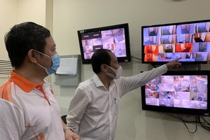 Vice Chairman of Ho Chi Minh City People's Committee Mr. Duong Anh Duc witnessed the strict supervision of paid quarantine facilities for the quarantined people.