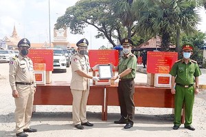 Police of HCMC, Long An offer financial aid, medical equipment to Cambodia