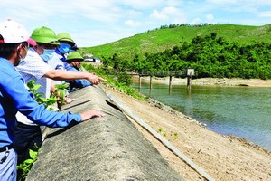 Central region urgently completes sea embankments, reservoirs upon stormy season