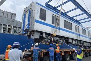 Trains No.6, No.7 of HCMC’s Metro Line No.1 dock at Khanh Hoi Port