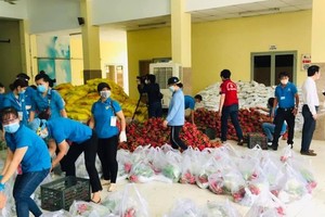 Eggs, dragon fruits, rice, chicken transported to rental houses in HCMC