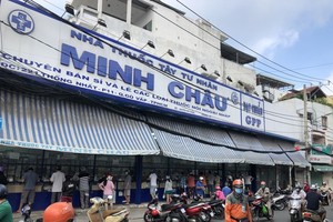 HCMC residents crowd supermarkets, pharmacies rushing to stockpile goods