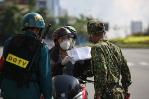 Military officers on first day of tighter social distancing order in HCMC