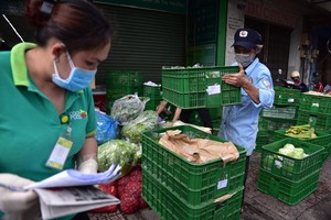 HCMC retailers co-ordinate with local authorities to distribute goods 