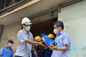 Deputy PM visits oxygen filling station, recovered patients in Thu Duc