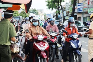 HCMC streets more crowded, shippers make long queues for Covid-19 testing