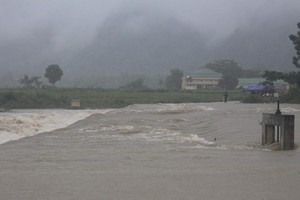 Prolonged downpours cause flooding, landslides in Central region 