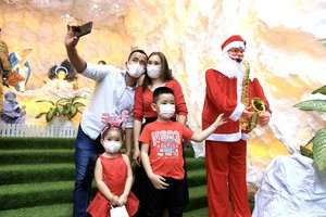 HCMC people enjoy safe Christmas Eve 