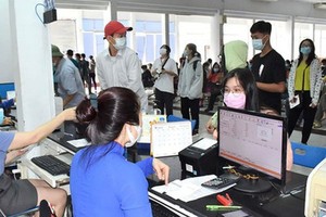 More and more people book Tet tickets returning to hometowns 