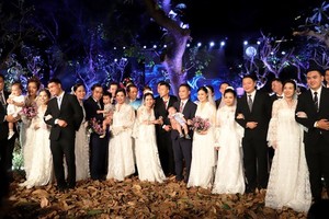 HCMC holds mass wedding of 20 frontline medical staff couples