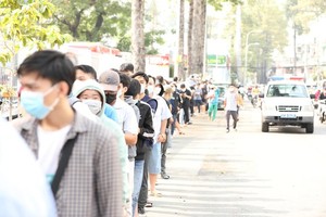 Football lovers gather at Thong Nhat Stadium to buy HAGL meeting tickets
