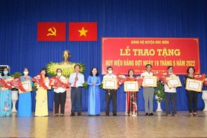 Hoc Mon District awards Party badges to 54 elderly members