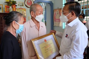 City leaders visit, wish typical old people longevity on Day of Elderly