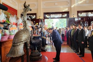Senior leaders offer incense to late Chairman of Council of Ministers Pham Hung 