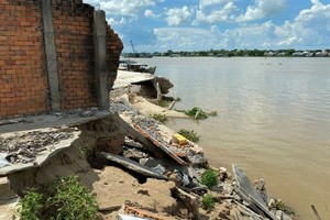 An Giang announces emergency state of erosion in Hau riverbank