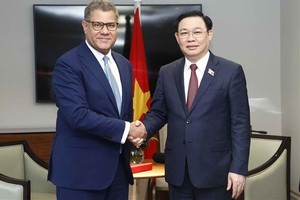 COP26 president hails Vietnam on renewable energy
