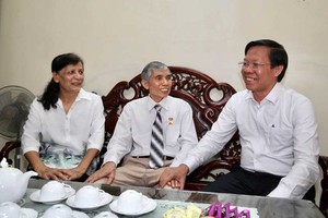 City leaders visit people with meritorious services to revolution