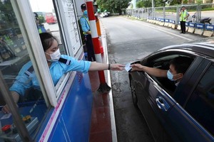 Congestion occurs on first day of e-toll collection on expressways