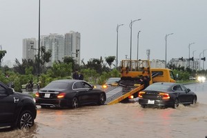 Torrential rain causes traffic chaos, flooding in HCMC 