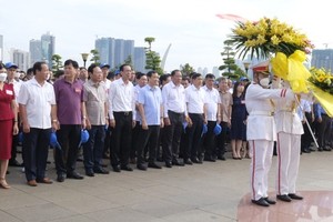 Delegation of Party’s Internal Affairs sector commemorates President Ho Chi Minh