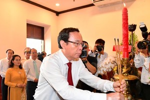 City leaders offer incense to commemorate Presidents Ho Chi Minh, Ton Duc Thang 