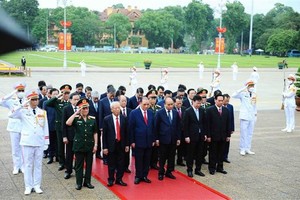 Party, State leaders pay tribute to late President Ho Chi Minh