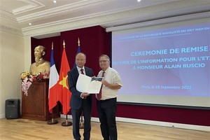 National external information service award presented to French historian