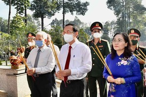 City leaders offer incense in tribute to heroic martyrs in Cu Chi District