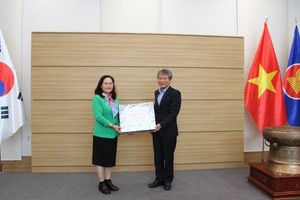 Delegation of City People’s Council visits staff of Vietnamese Embassy in RoK 