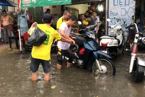 Roads in HCMC submerged following torrential rain 
