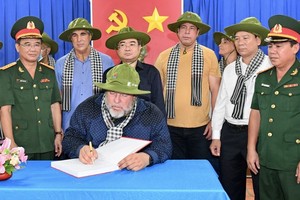 Cuban Prime Minister visits Cu Chi Tunnels