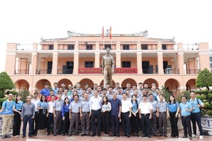 Naval officers, soldiers visit historical sites in HCMC 