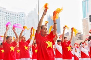 Over 3,000 seniors join largest Qi Gong, Yoga demonstration in Vietnam