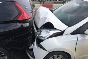 Rear-end collision between five cars happens on Saigon Bridge 