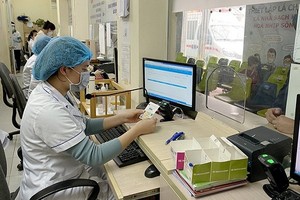 Medical facilities look up health insurance via chip-based ID cards