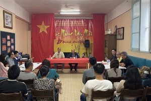 VNese Ambassador to France meets Vietnamese community in Marseille