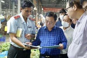 Minister of Agriculture, Rural Development surveys Binh Dien wholesale market