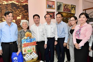 City Party chief visits typical old people on month for elderly 