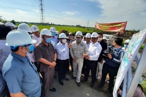 Ministry prompts site handover for construction of My Thuan - Can Tho expressway